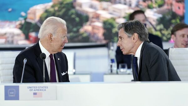 Presidente dos EUA, Joe Biden, fala com o secretário de Estado, Antony Blinken, durante o evento sobre cadeias de suprimento globais na cúpula do G20, Roma, 31 de outubro de 2021 - Sputnik Brasil