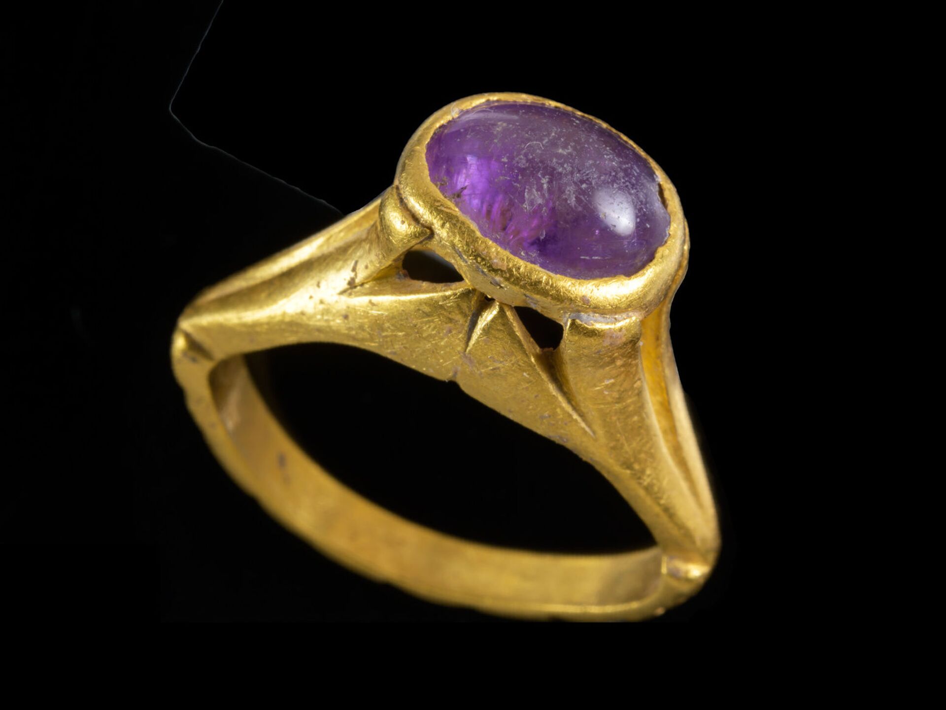 Antigo anel de ouro encontrado durante escavações em Yavne, Israel - Sputnik Brasil, 1920, 09.11.2021