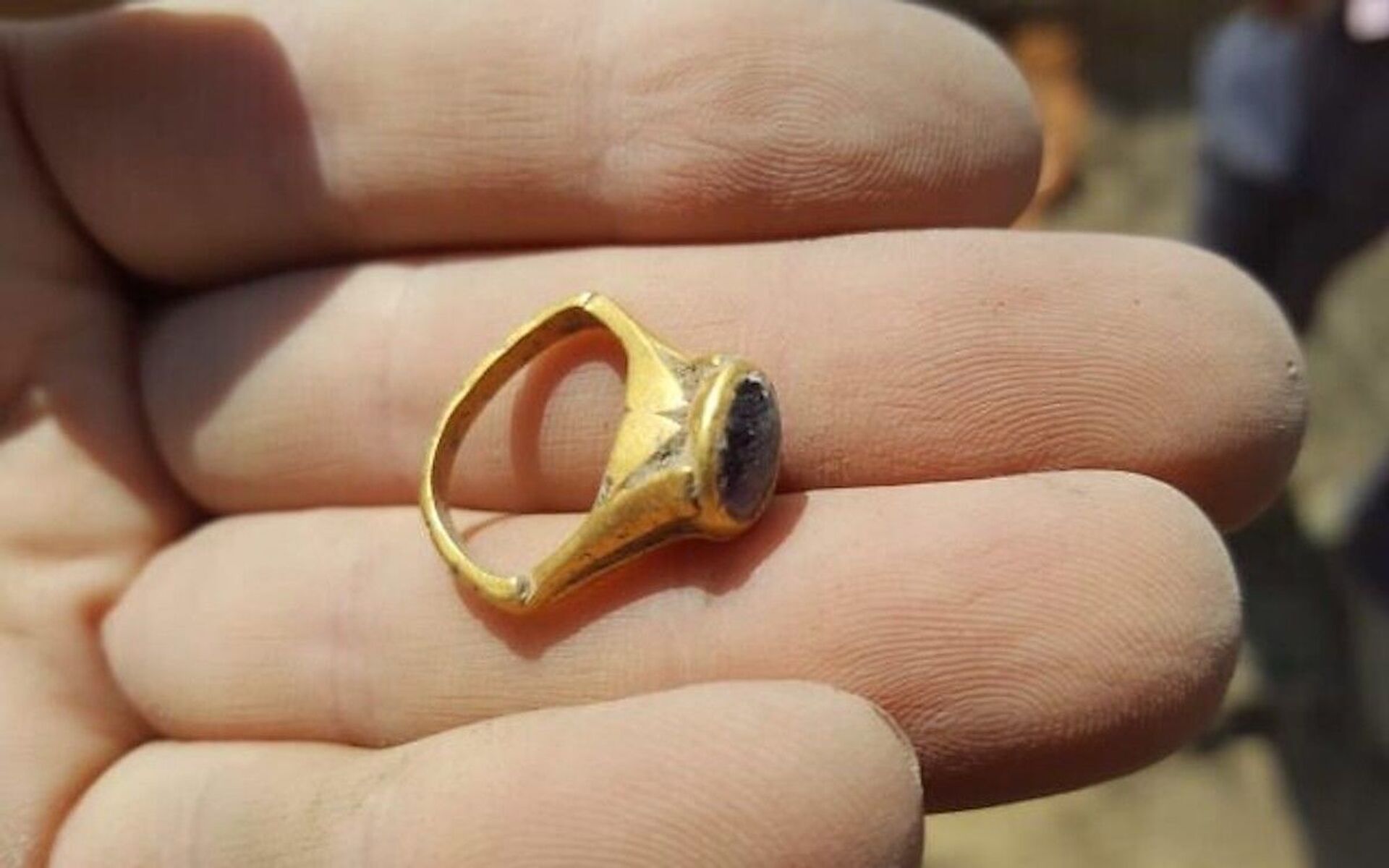 Antigo anel de ouro encontrado durante escavações em Yavne, Israel - Sputnik Brasil, 1920, 09.11.2021