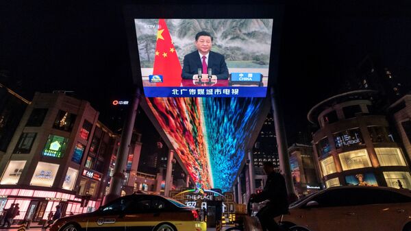 Tela mostra a transmissão do discurso do presidente Xi Jinping ante líderes mundiais na cúpula em Roma do G20, Pequim, China, 31 de outubro de 2021 - Sputnik Brasil