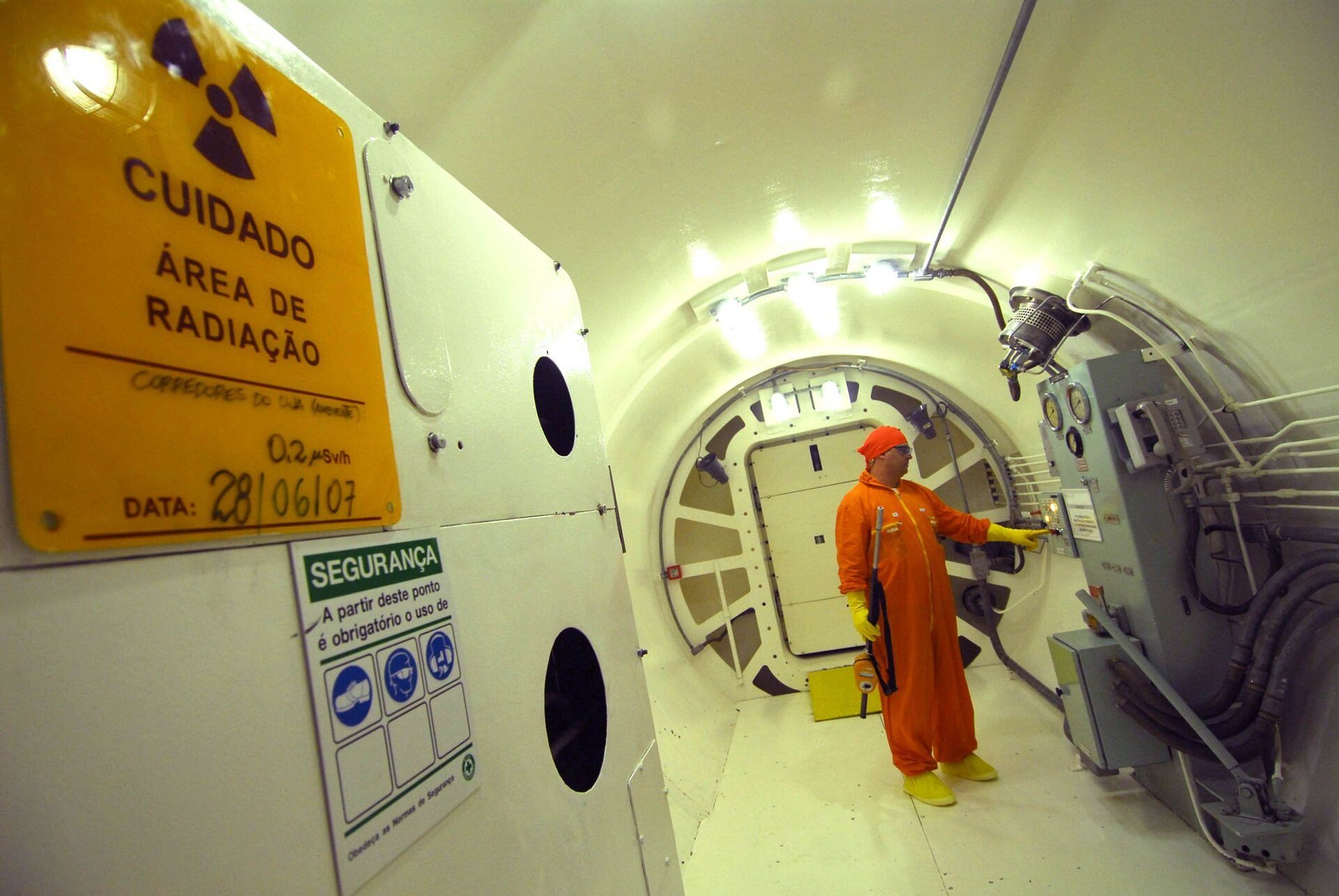 Supervisor de radioproteção durante monitoramento radiológico em edifício de reator na usina nuclear Angra 2. A usina Angra 3 vai ser exatamente igual à Angra 2, em Angra dos Reis (RJ) (foto de arquivo) - Sputnik Brasil, 1920, 09.11.2021