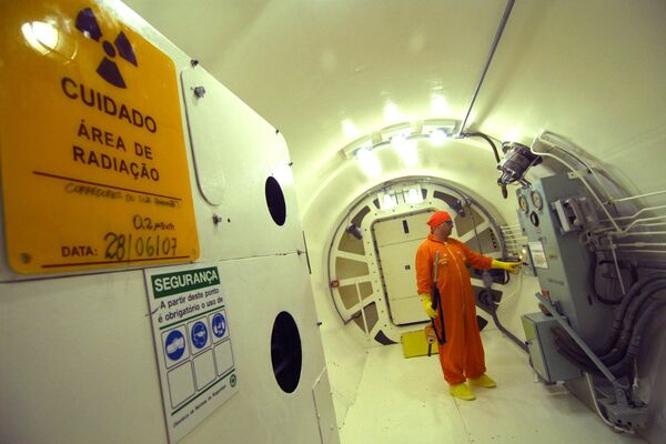 Supervisor de radioproteção durante monitoramento radiológico em edifício de reator na usina nuclear Angra 2. A usina Angra 3 vai ser exatamente igual à Angra 2, em Angra dos Reis (RJ) (foto de arquivo) - Sputnik Brasil