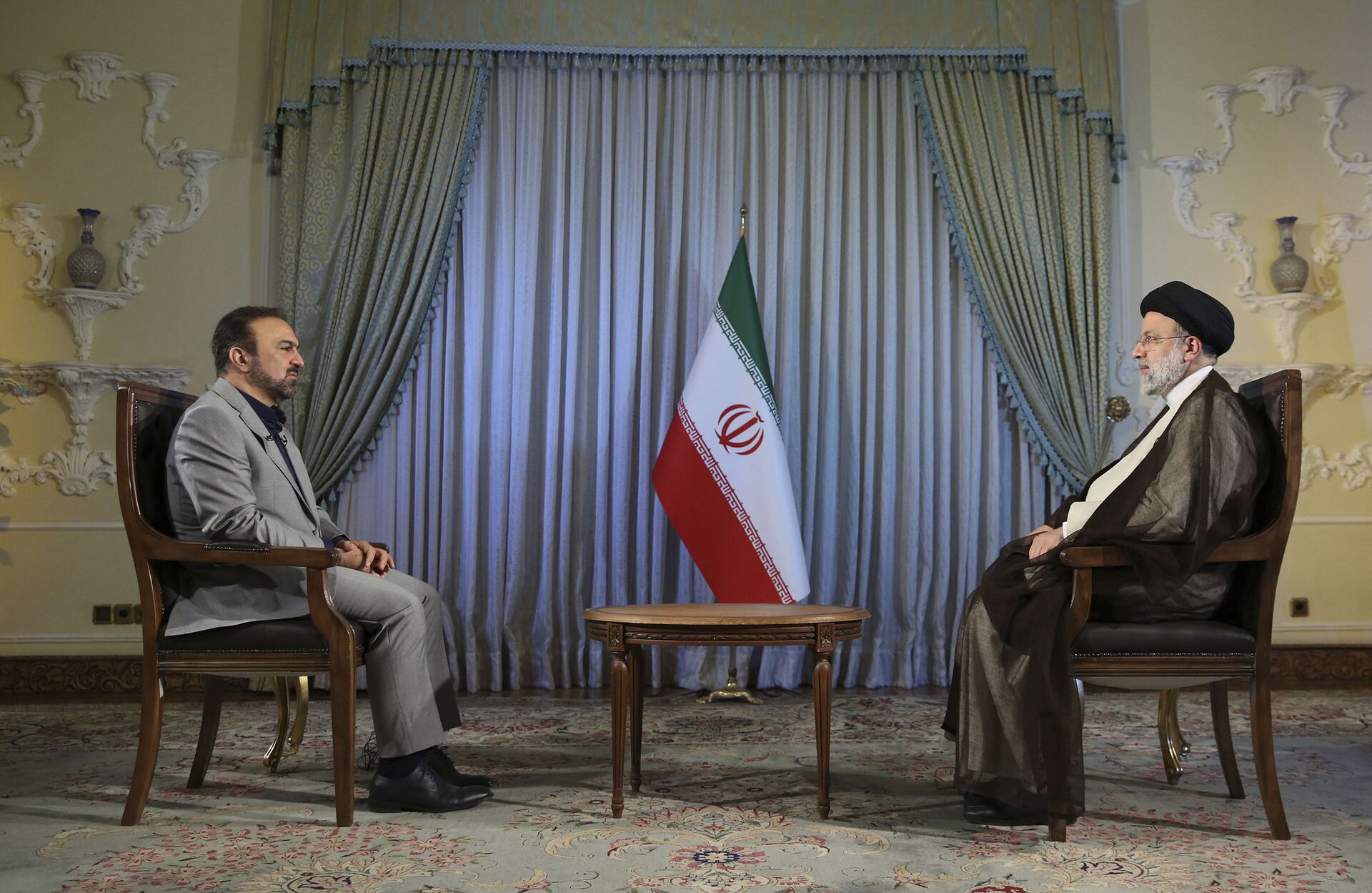 Presidente iraniano Ebrahim Raisi em entrevista a Morteza Heidari, emitida em 18 de outubro de 2021 - Sputnik Brasil, 1920, 09.11.2021