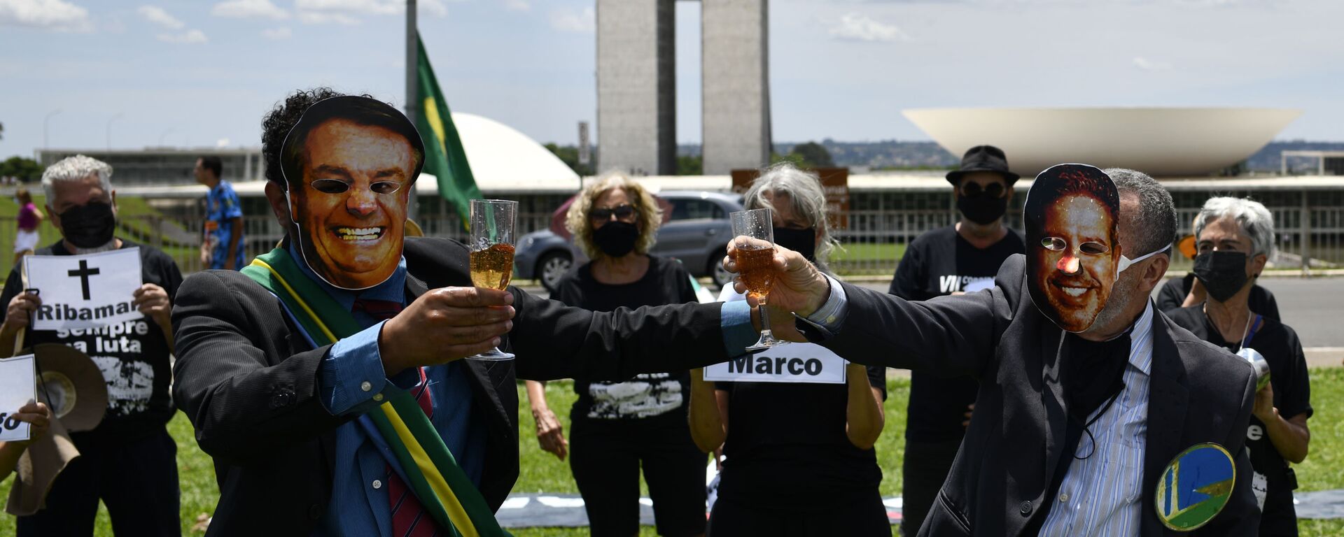 Manifestantes realizam protesto contra o presidente Jair Bolsonaro e o presidente da Câmara dos Deputados, Arthur Lira, em frente ao Congresso Nacional, em Brasília, Brasil, 30 de janeiro de 2021 - Sputnik Brasil, 1920, 04.11.2021