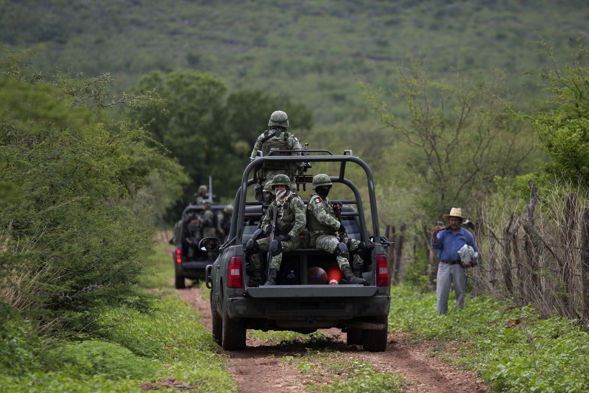 Membros do Exército do México patrulhando periferia do estado mexicano de Zacatecas, uma área estratégica para os cartéis de droga - Sputnik Brasil, 1920, 09.11.2021