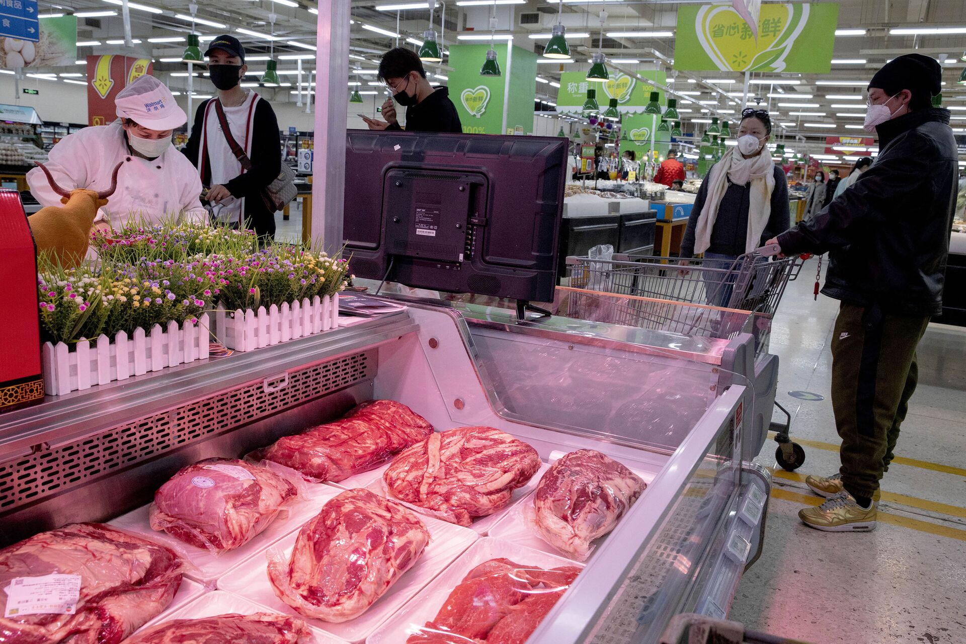 Clientes usando máscara compram carne em um supermercado em Pequim na segunda-feira, 16 de março de 2020 - Sputnik Brasil, 1920, 09.11.2021