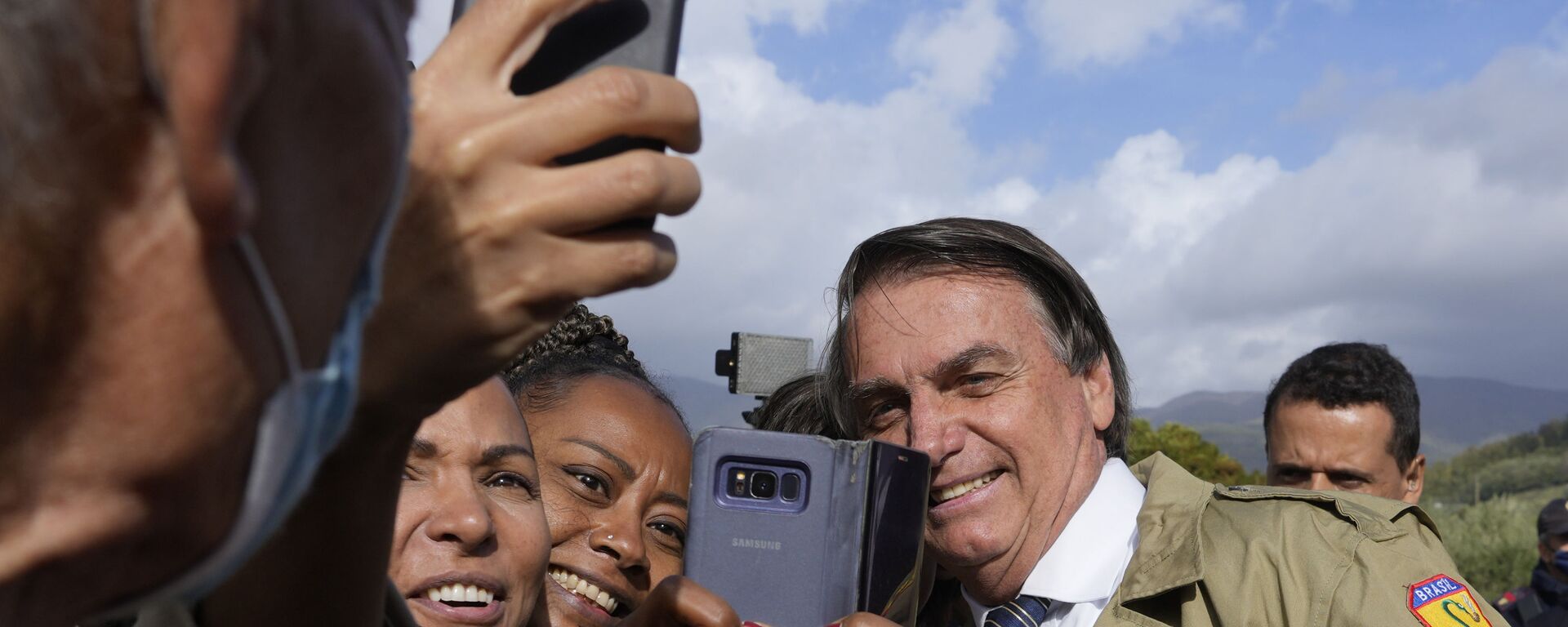 Presidente Jair Bolsonaro posa com pessoas para fotos após cerimônia de homenagem aos soldados brasileiros falecidos na Segunda Guerra Mundial, Itália, 2 de novembro de 2021 - Sputnik Brasil, 1920, 12.12.2021