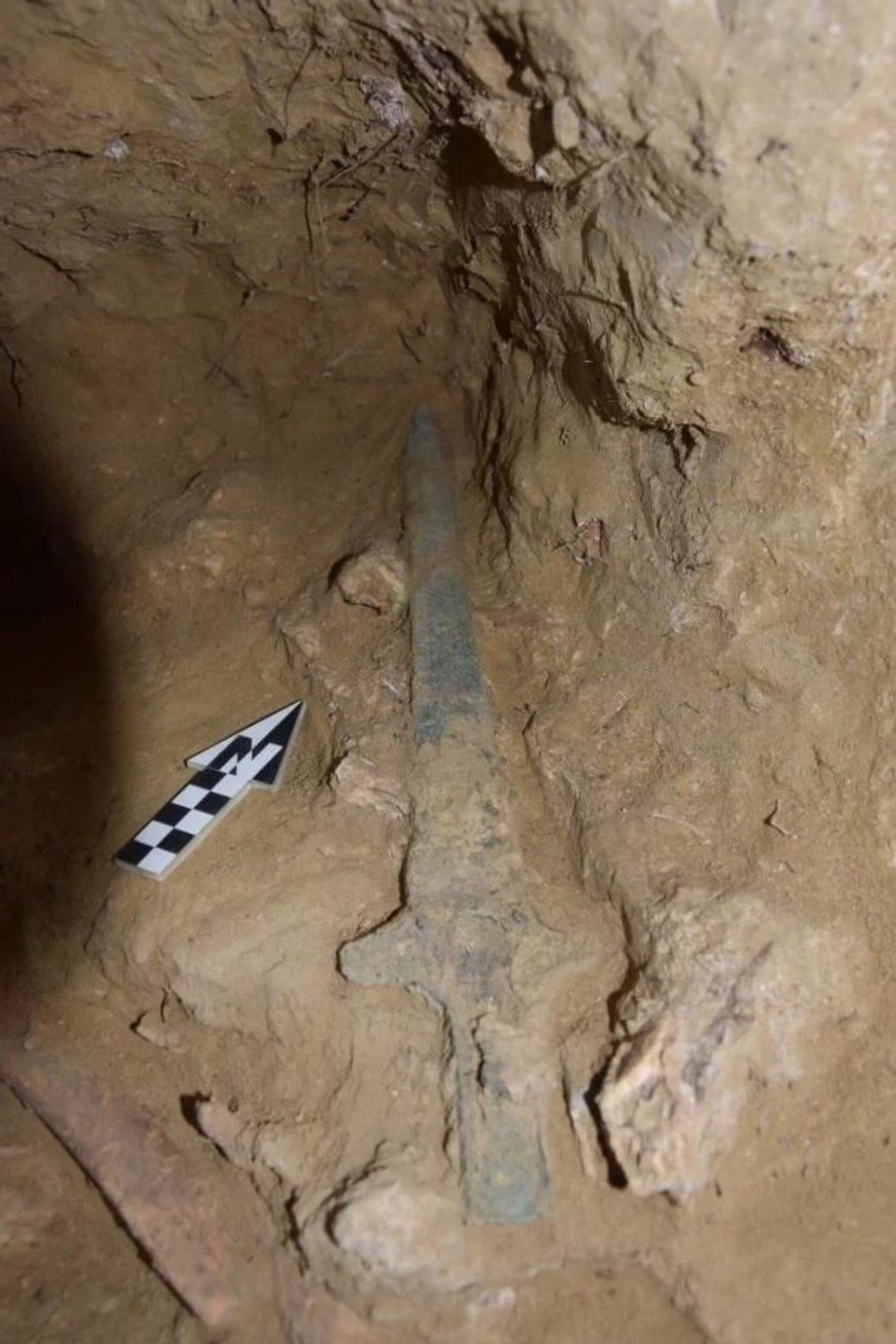 A maior espada de bronze encontrada em um túmulo micênico perto da cidade de Aigio, na Grécia - Sputnik Brasil, 1920, 09.11.2021