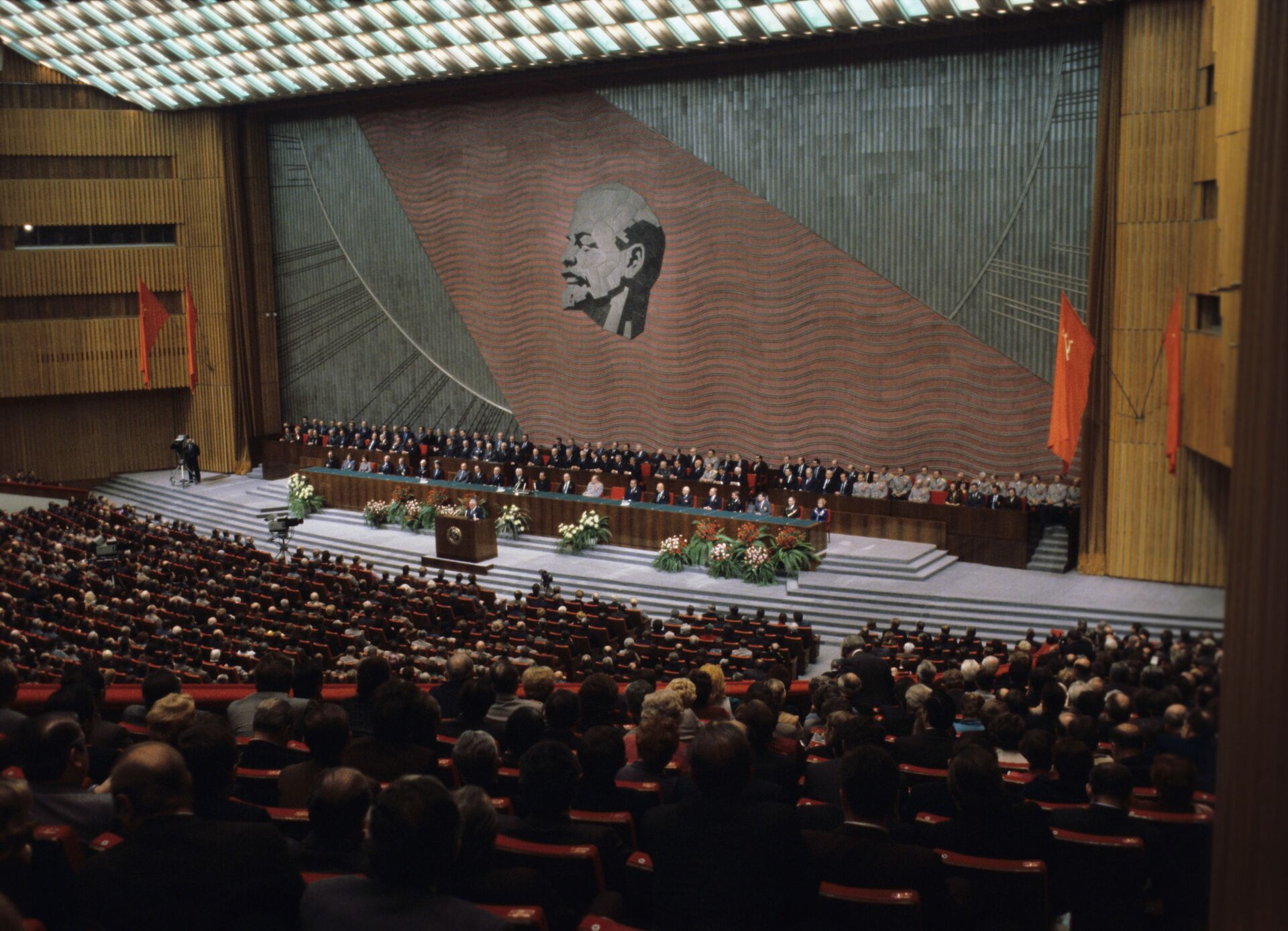 Sessão solene no Palácio do Kremlin em homenagem do 66º aniversário da Revolução de Outubro - Sputnik Brasil, 1920, 09.11.2021