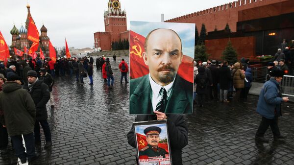 Apoiadores do Partido Comunista da Rússia com retratos de Lenin e Stalin perto do Mausoléu, no Kremlin, em Moscou - Sputnik Brasil