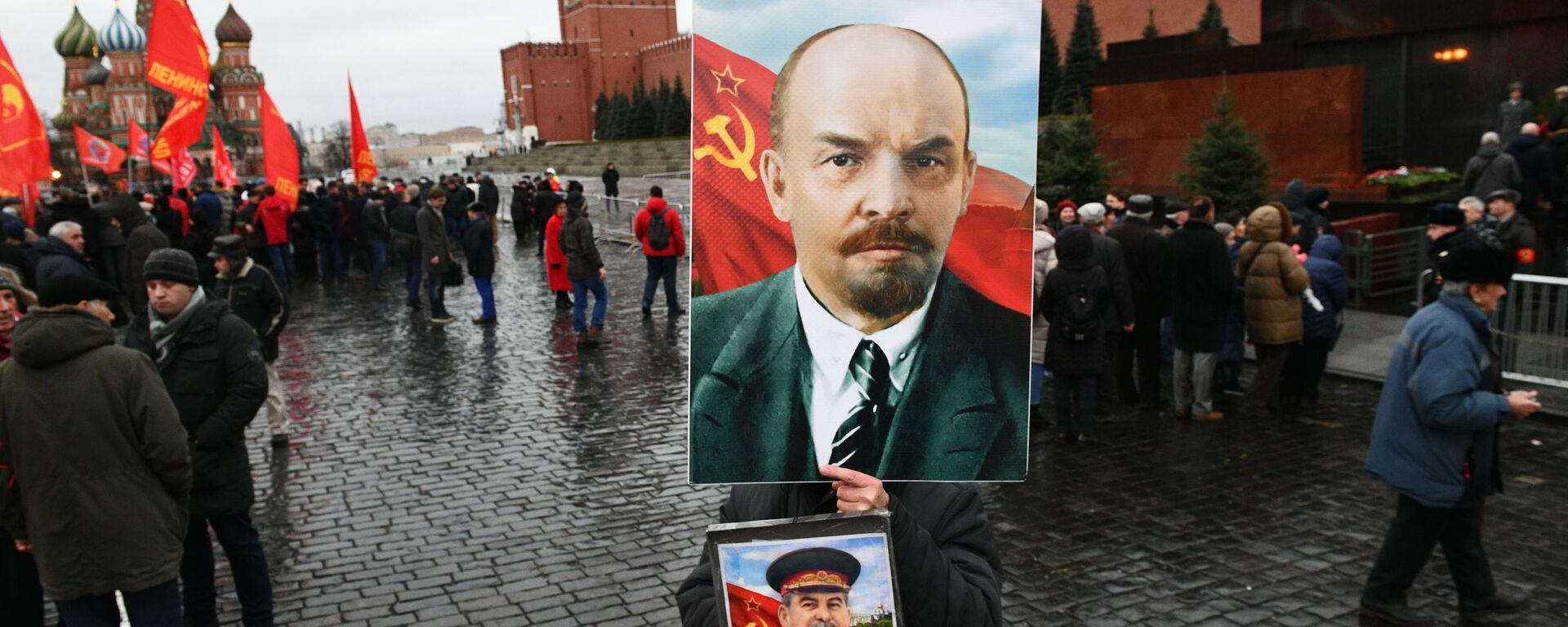 Apoiadores do Partido Comunista da Rússia com retratos de Lenin e Stalin perto do Mausoléu, no Kremlin, em Moscou - Sputnik Brasil, 1920, 19.01.2024