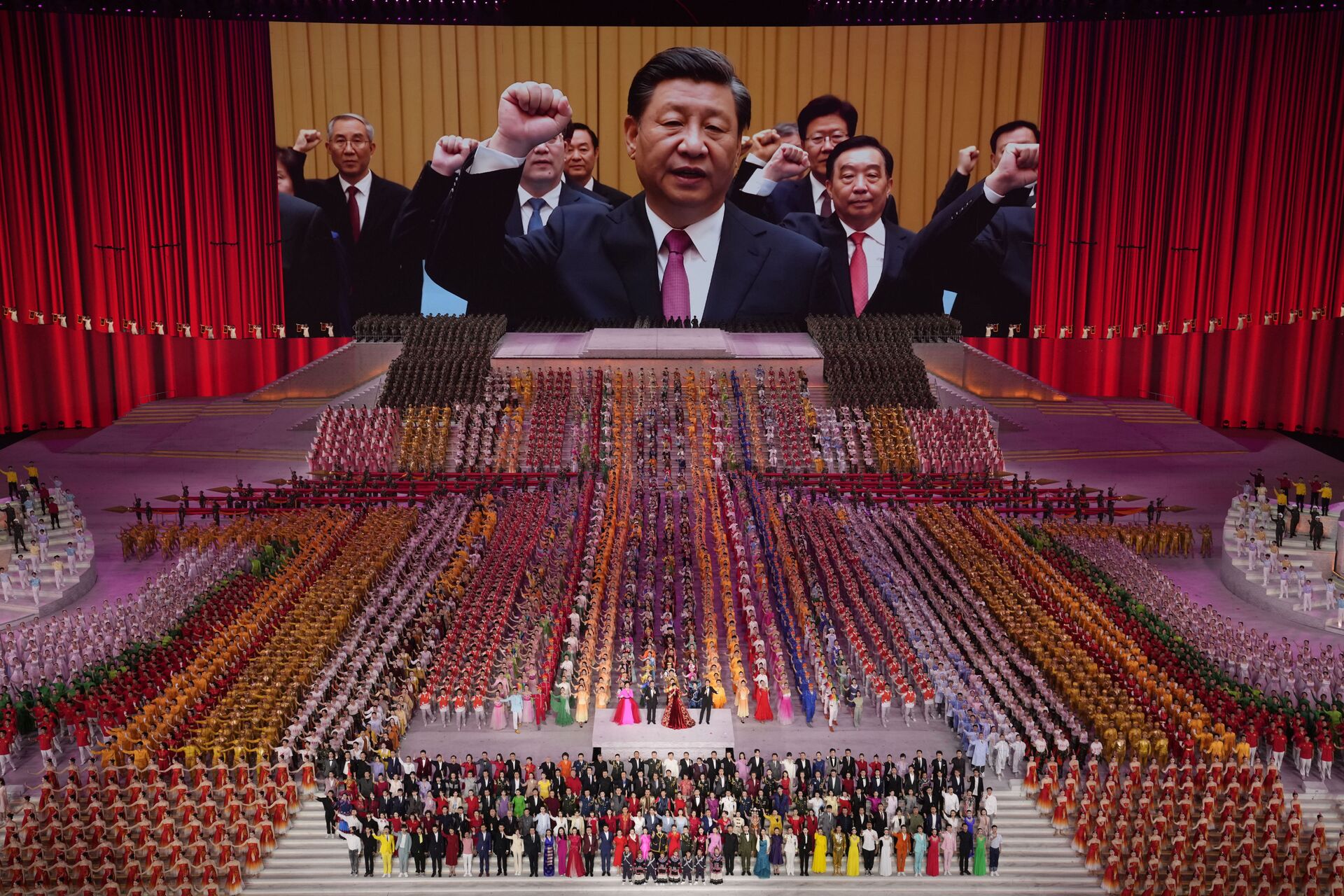 Presidente chinês Xi Jinping com outros funcionários altos prestam juramentos ante o Partido Comunista da China em seu centenário, Pequim, 28 de junho de 2021 - Sputnik Brasil, 1920, 09.11.2021