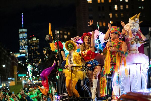 Pessoas participam de desfile de Halloween em Nova York, EUA, 31 de outubro de 2021.   - Sputnik Brasil