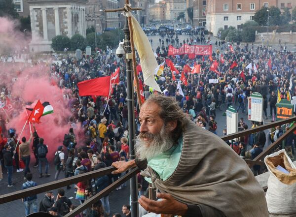 Participantes de protestos durante a Cúpula do G20 em Roma, Itália.   - Sputnik Brasil