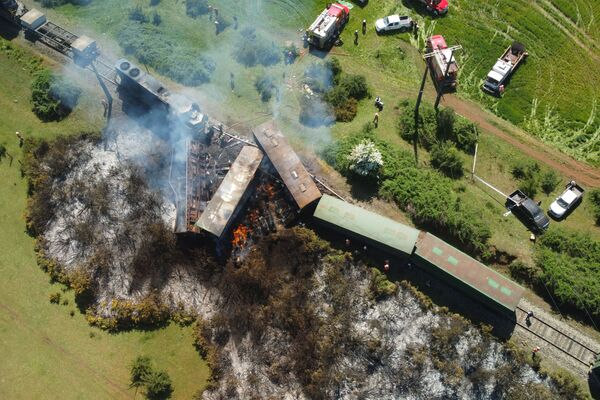 Vista aérea de vagões de carga e locomotiva descarrilados e incendiados por atacantes desconhecidos em Victoria, Chile, 2 de novembro de 2021.   - Sputnik Brasil