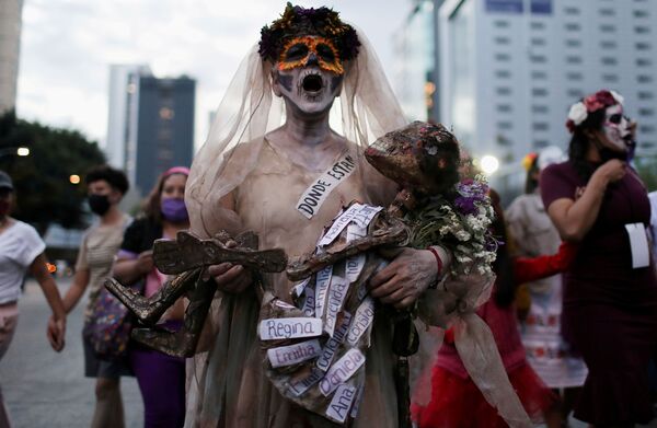 Mulher fantasiada de Catrina participa da Marcha das Catrinas, protestando contra feminicídio e violência contra as mulheres na Cidade do México, México, em 1º de novembro de 2021. - Sputnik Brasil