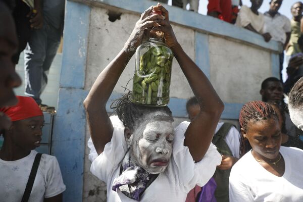 Mulher supostamente possuída por espírito Guedê participa de cerimônia em homenagem ao espírito vodu em Porto Príncipe, Haiti, 1º de novembro de 2021. - Sputnik Brasil