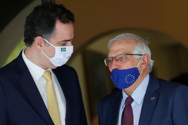 Presidente do Senado, Rodrigo Pacheco, com o chefe da diplomacia da União Europeia, Josep Borell, Brasília, 5 de novembro de 2021. - Sputnik Brasil