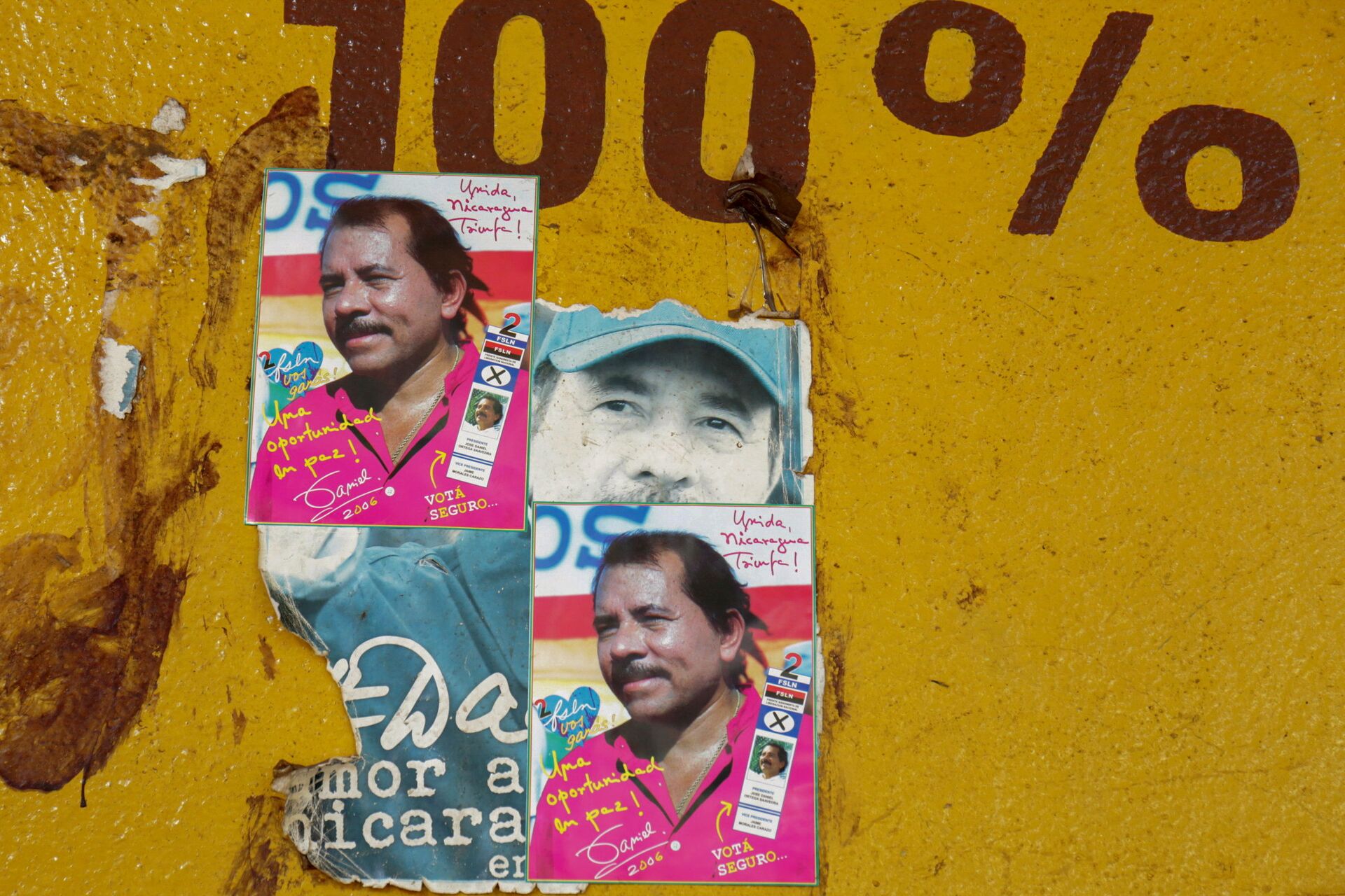 Adesivos promovendo a candidatura do presidente nicaraguense, Daniel Ortega, em 2006, são exibidos em um mercado em Manágua, Nicarágua, em 3 de novembro de 2021 - Sputnik Brasil, 1920, 09.11.2021