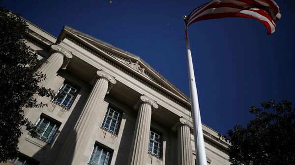 Bandeira dos EUA fora do prédio do Departamento de Justiça norte-americano em Washington, EUA, 2 de dezembro de 2020 - Sputnik Brasil