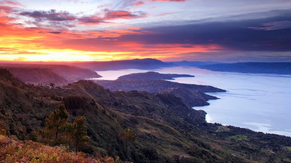Panorama do lago no cratera no vulcão Toba em Sumatra, Indonésia - Sputnik Brasil