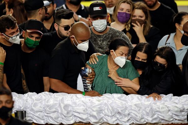 Ruth Moreira Dias, mãe da cantora Marília Mendonça, lamenta junto de seu caixão no centro esportivo Goiânia Arena, estado de Goiás, Goiânia, Brasil, 6 de novembro de 2021. - Sputnik Brasil