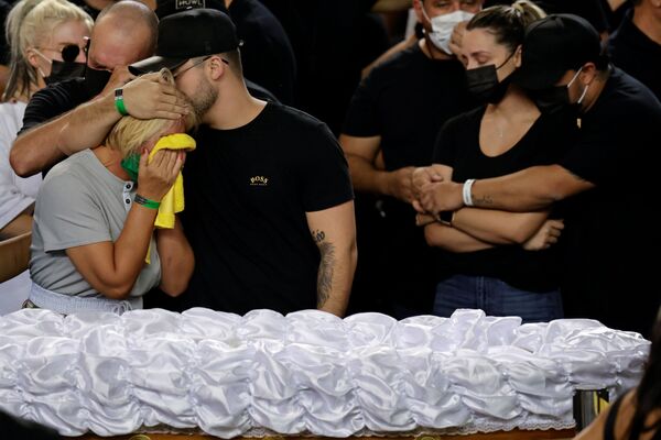 Familiares e amigos da cantora Marília Mendonça lamentam junto de seu caixão no centro esportivo Goiânia Arena, estado de Goiás, Goiânia, Brasil, 6 de novembro de 2021. - Sputnik Brasil