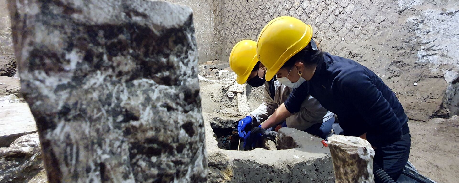 Arqueólogos trabalham dentro de quarto de escravos enocntrado na cidade de Pompeia - Sputnik Brasil, 1920, 07.11.2021