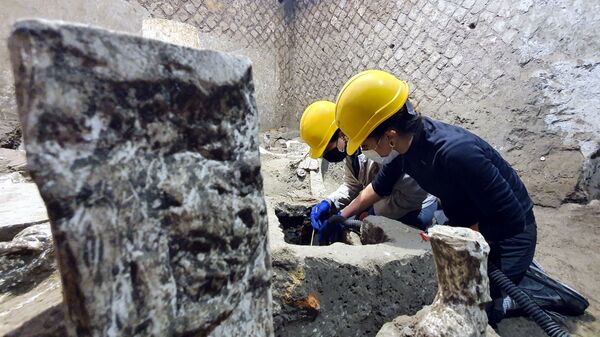 Arqueólogos trabalham dentro de quarto de escravos enocntrado na cidade de Pompeia - Sputnik Brasil