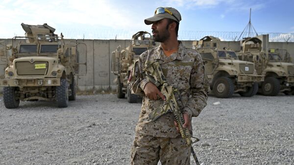 Policial afegão de guarda na Base Aérea de Bagram, Afeganistão, após partida de todas as tropas da OTAN, 5 de julho de 2021 - Sputnik Brasil