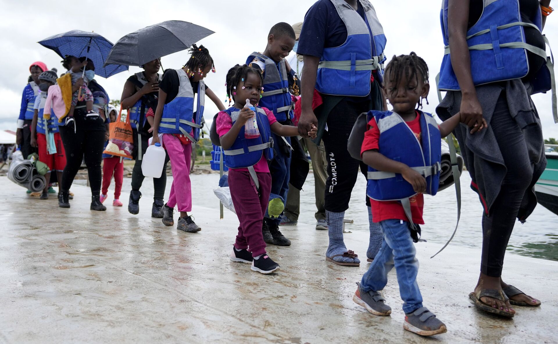 Migrantes haitianos com crianças partem da Colômbia, 19 de outubro de 2021 - Sputnik Brasil, 1920, 09.11.2021