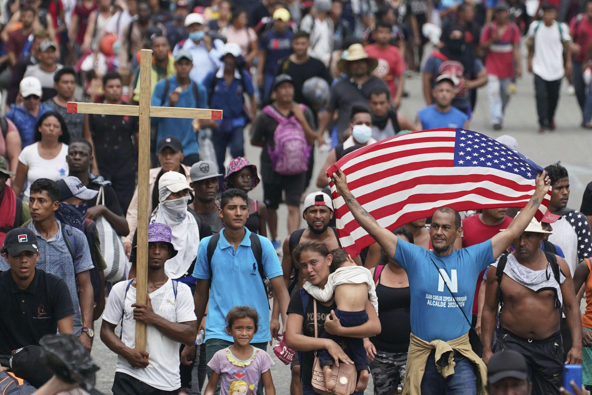 Migrantes com bandeira americana no México, 25 de outubro de 2021 - Sputnik Brasil, 1920, 09.11.2021