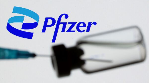 Seringa e frasco diante de logotipo da Pfizer em 24 de junho de 2021 - Sputnik Brasil