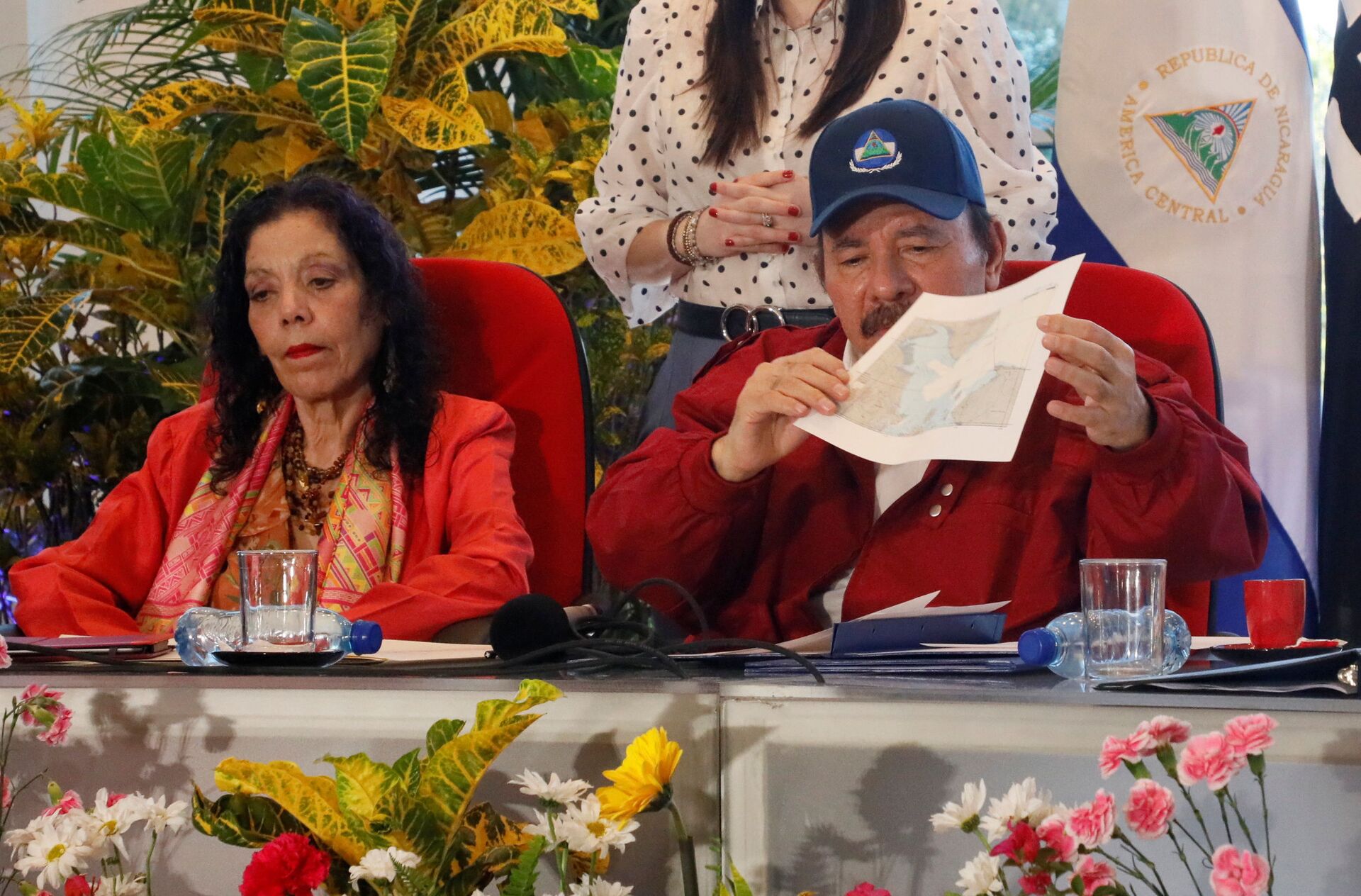 O presidente da Nicarágua, Daniel Ortega, segura um mapa ao lado do vice-presidente, Rosario Murillo, em Manágua, Nicarágua 27 de outubro de 2021 - Sputnik Brasil, 1920, 09.11.2021