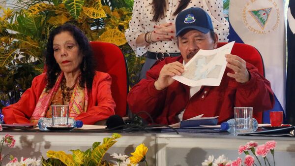 O presidente da Nicarágua, Daniel Ortega, segura um mapa ao lado do vice-presidente, Rosario Murillo, em Manágua, Nicarágua 27 de outubro de 2021 - Sputnik Brasil