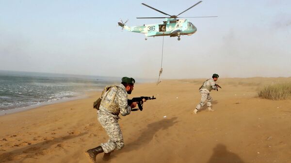 Militares iranianos participam de exercícios de guerra na área costeira do sudeste do Irã - Sputnik Brasil