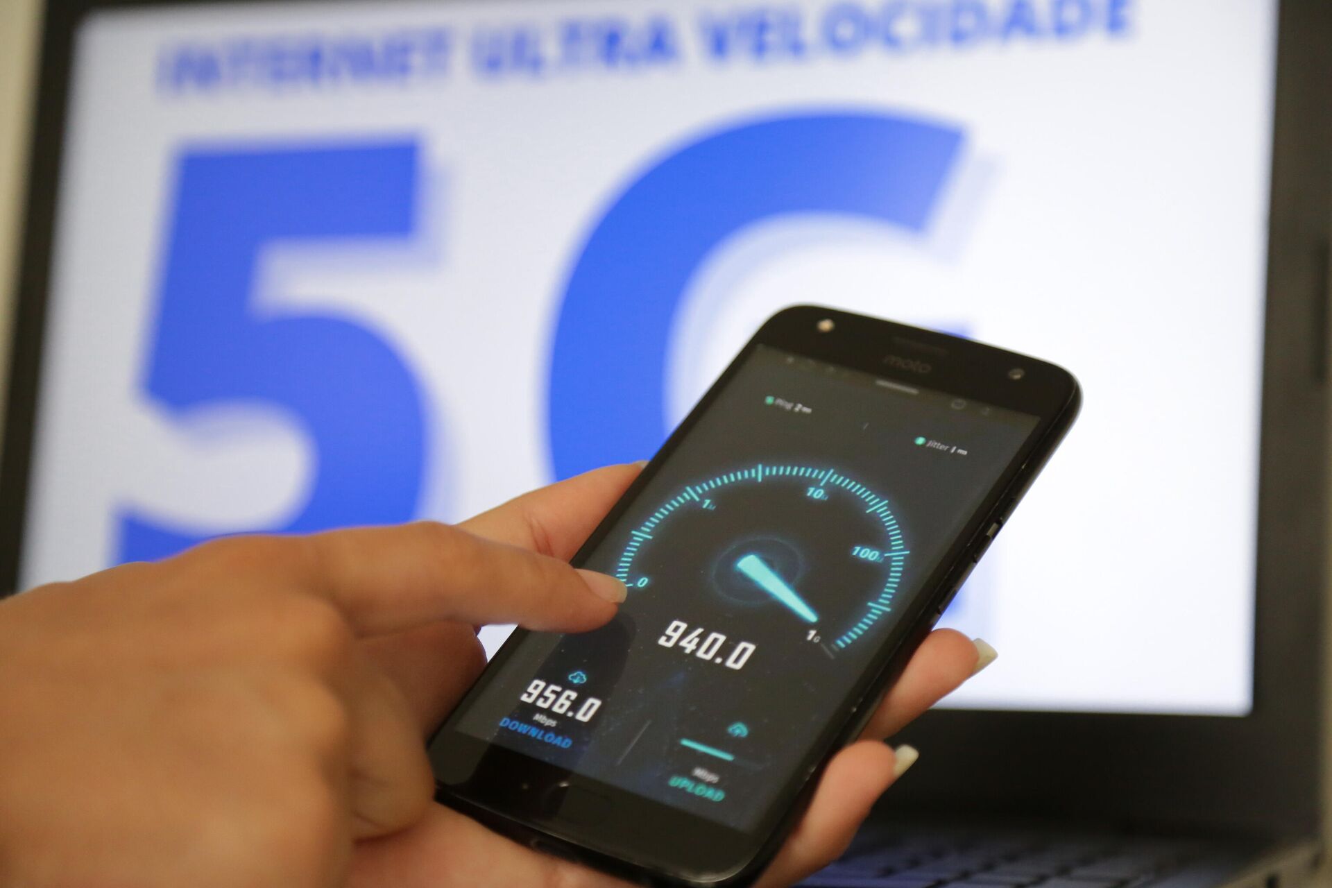 Usuário usa celular para testat velocidade da conexão, 4 de novmembro de 2021 - Sputnik Brasil, 1920, 09.11.2021