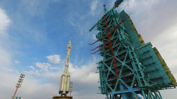 Foguete chinês, Longa Marcha-2F, transportando a espaçonave Shenzhou-13 - Sputnik Brasil