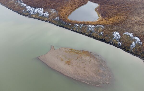 Vista de Duvanny Yar e do rio Kolyma na república da Yakútia, Rússia, 13 de setembro de 2021. Duvanny Yar mostra o derretimento do permafrost no subsolo. - Sputnik Brasil