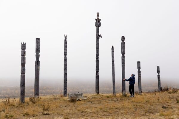 Funcionário do Parque do Pleistoceno ao lado de pilares rituais tradicionais, república da Yakútia, Rússia, 14 de setembro de 2021. - Sputnik Brasil