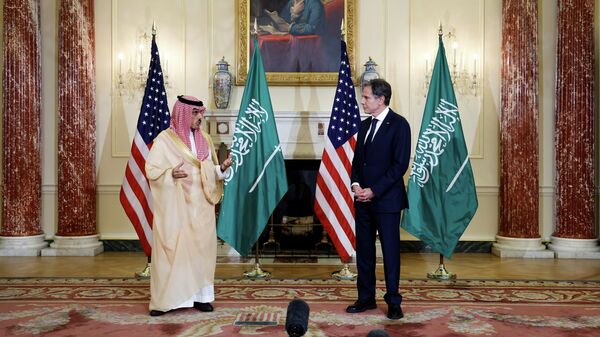 Secretário de Estado dos EUA, Antony Blinken, e o ministro das Relações Exteriores da Arábia Saudita, Faisal bin Farhan Al-Saud, fazem comentários a repórteres antes de se reunirem no Departamento de Estado em Washington, 14 de outubro de 2021 - Sputnik Brasil