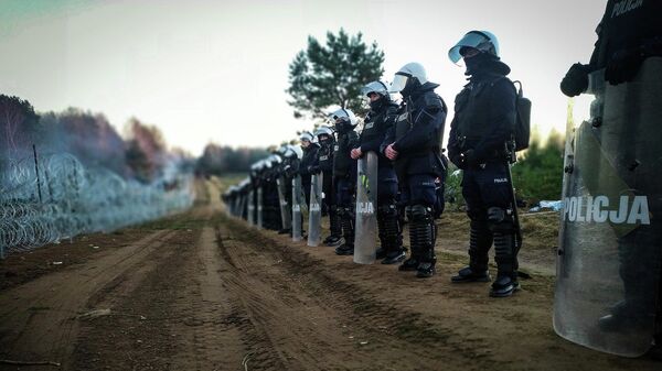 Polícia polonesa na fronteira com Belarus, perto de Kuznica, Polônia, 10 de novembro de 2021 - Sputnik Brasil