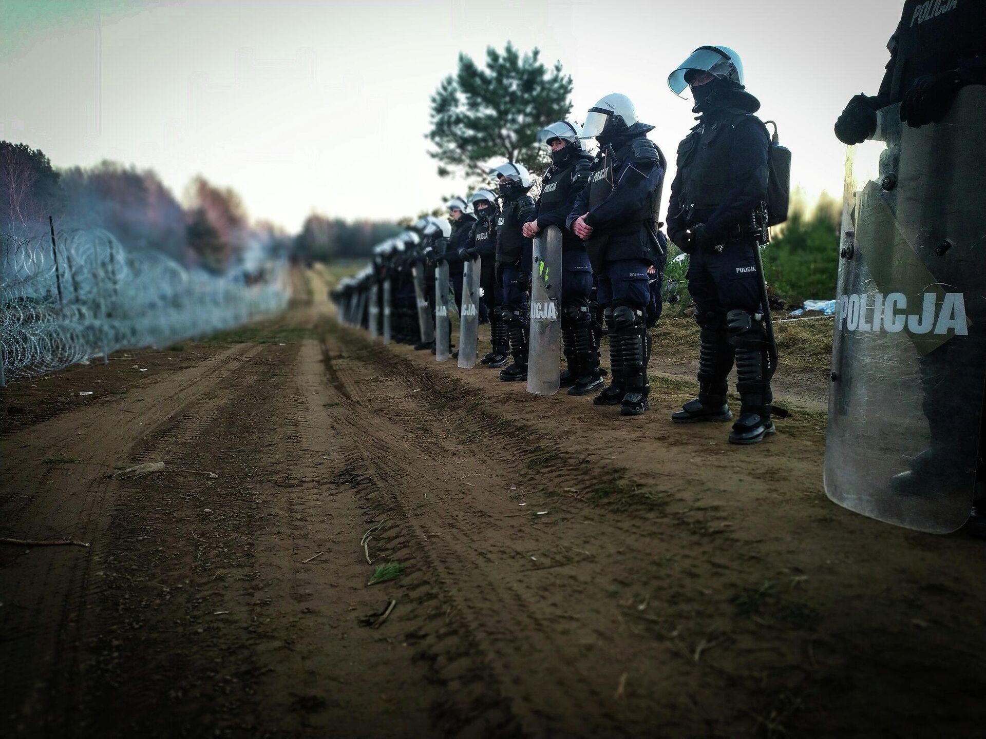 Polícia polonesa na fronteira com Belarus, perto de Kuznica, Polônia, 10 de novembro de 2021 - Sputnik Brasil, 1920, 11.11.2021