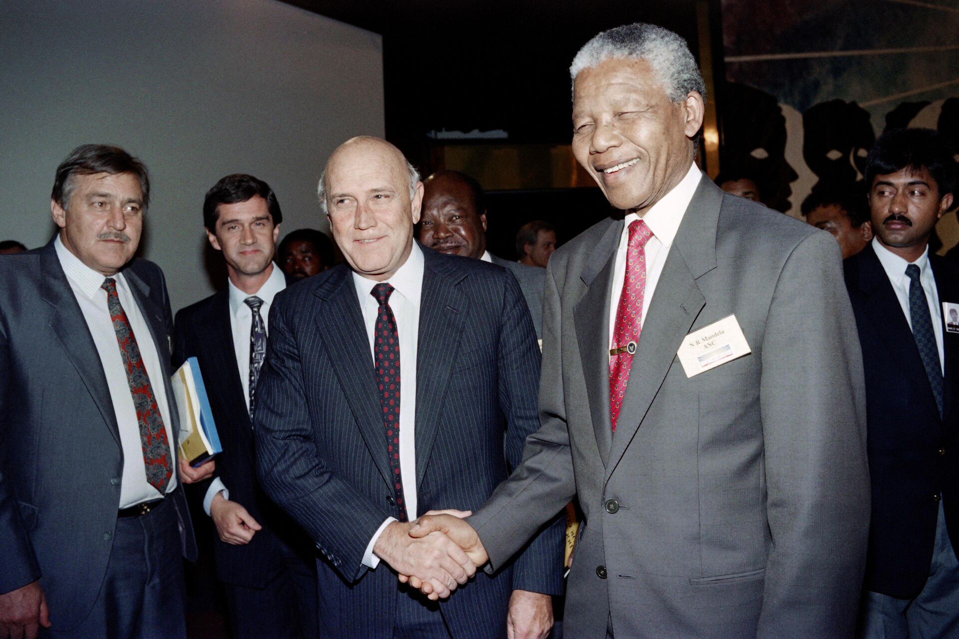 F. W. De Klerk (ao centro) e Nelson Mandela (à direita) - Sputnik Brasil, 1920, 11.11.2021
