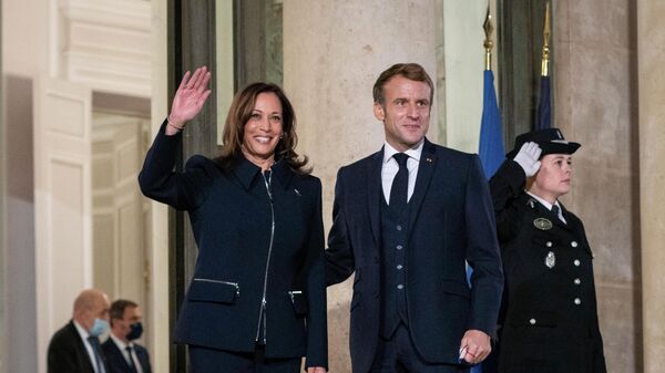 Presidente da França, Emmanuel Macron, e a vice-presidente dos EUA, Kamala Harris, em seu encontro em Paris, 10 de novembro de 2021 - Sputnik Brasil