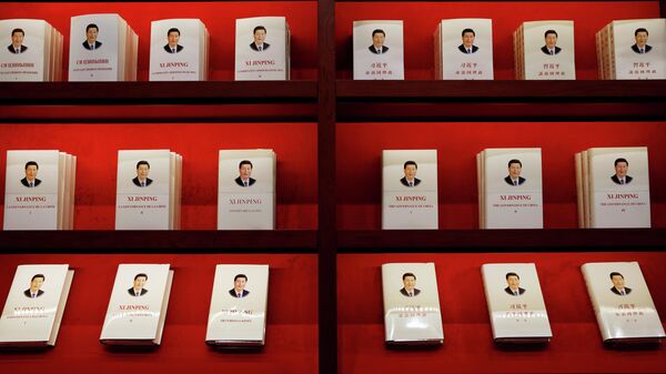 Cópias do livro do presidente chinês Xi Jinping sobre a governança da China vistas no Museu do Partido Comunista da China em Pequim, 11 de novembro de 2021 - Sputnik Brasil