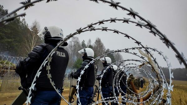 Guardas policiais poloneses na fronteira Polônia-Belarus perto de Kuznica, Polônia, 11 de novembro de 2021 - Sputnik Brasil