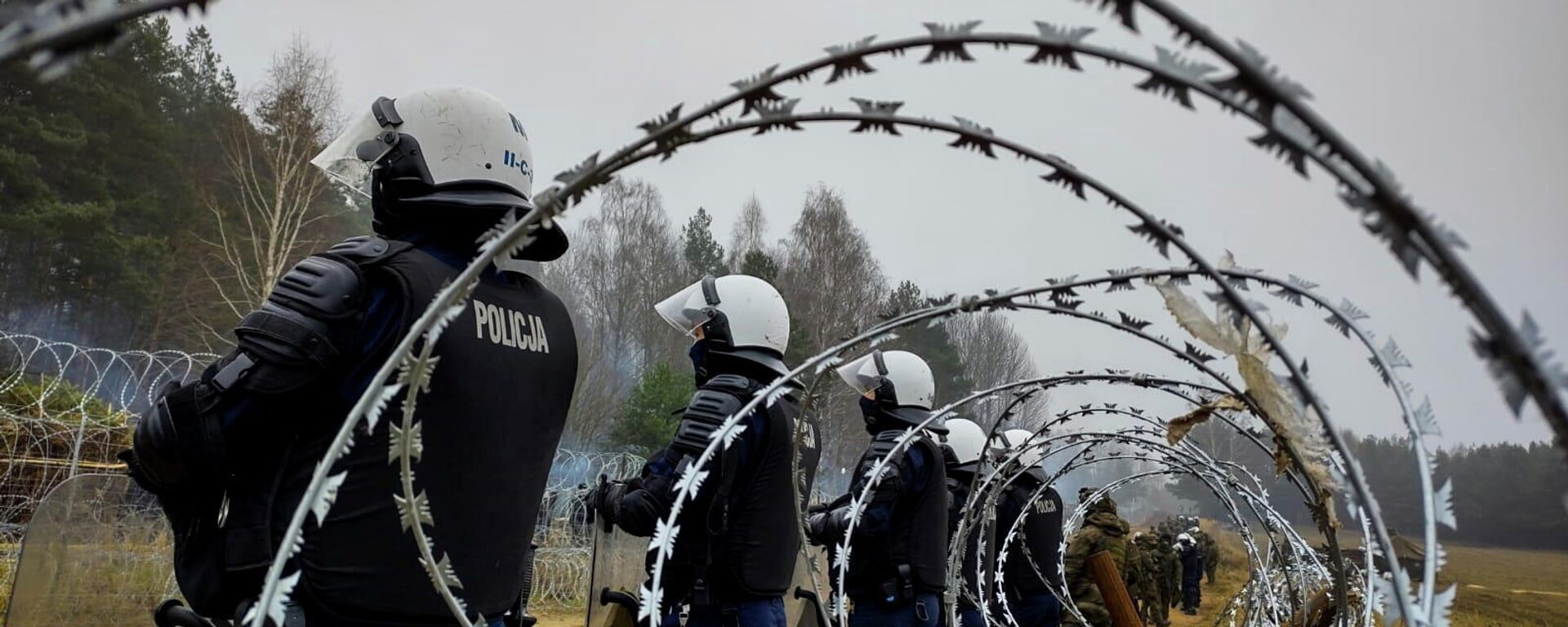 Guardas policiais poloneses na fronteira Polônia-Belarus perto de Kuznica, Polônia, 11 de novembro de 2021 - Sputnik Brasil, 1920, 13.11.2021