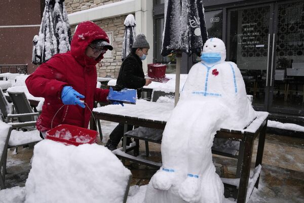Trabalhadores de um restaurante constroem  boneco de neve representando um profissional da Saúde, em Pequim, na China, em 7 de novembro de 2021. - Sputnik Brasil