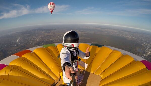 Balonista Remi Ouvrard tira selfie ao atingir o recorde mundial de altitude em viagem de balão quente - 3.637 metros - em Chatellerault, na França, em 10 de novembro de 2021. - Sputnik Brasil